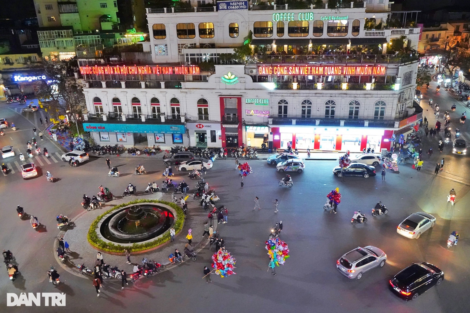 Giới trẻ Hà Nội tình tứ hẹn hò tối 8/3 - 1