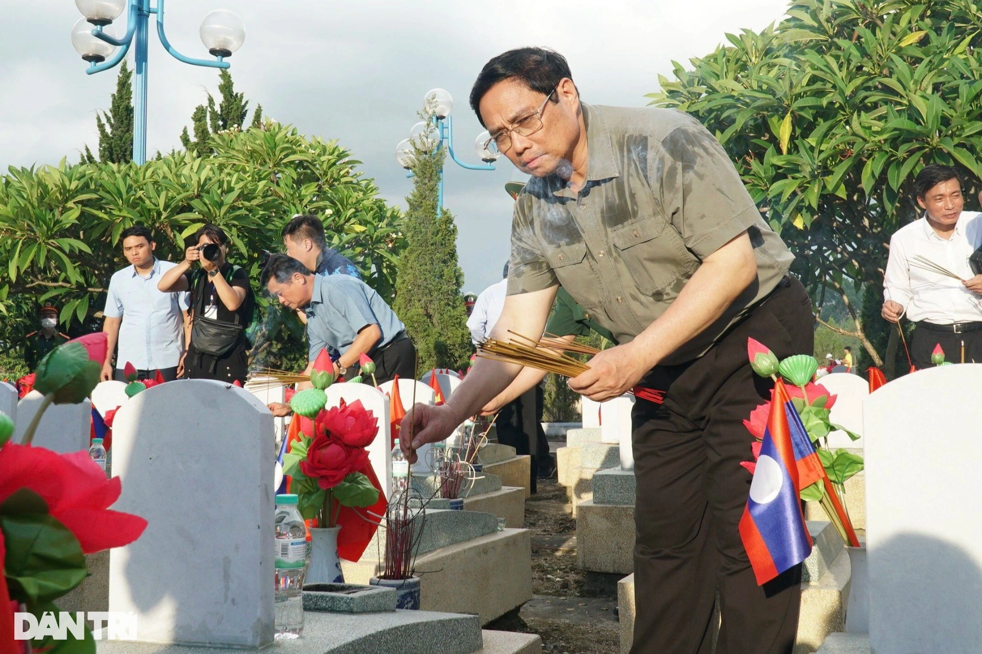 Thủ tướng viếng Nghĩa trang liệt sĩ quốc tế Việt - Lào - 8 Thủ tướng viếng Nghĩa trang liệt sĩ quốc tế Việt - Lào - 8