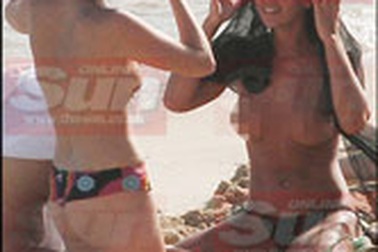 Bạn gái mới của Ronaldo lại lộ ngực trần