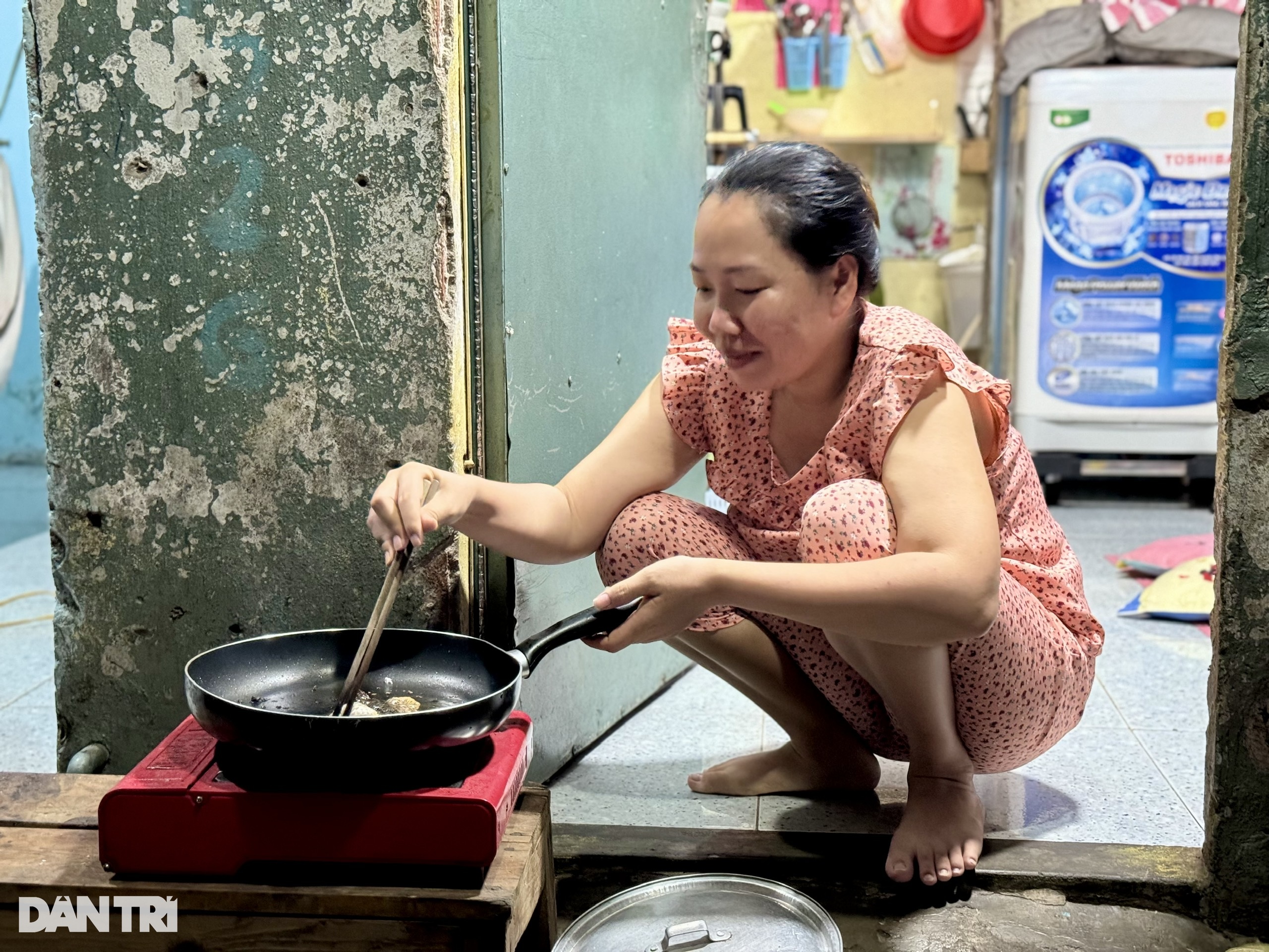 Không về quê, nhiều công nhân vui lễ trong khu trọ lò than ở TPHCM - 1