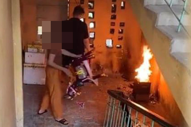 Hà Nội: Đốt vàng mã tại cầu thang bộ, người phụ nữ bị phạt 4 triệu đồng