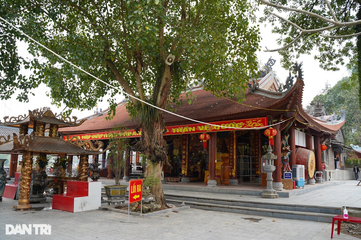 Người dân nhộn nhịp đi lễ đền ông Hoàng Bảy trước ngày mở cửa trở lại - 12 Người dân nhộn nhịp đi lễ đền ông Hoàng Bảy trước ngày mở cửa trở lại - 12