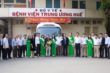 Vietcombank Huế trao tặng xe ô tô phục vụ công tác khám chữa bệnh cho Bệnh viên TƯ Huế