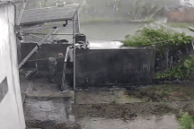 10 giây dông lốc cuốn bay nóc nhà ở Hải Phòng, chủ nhà xem lại vẫn run