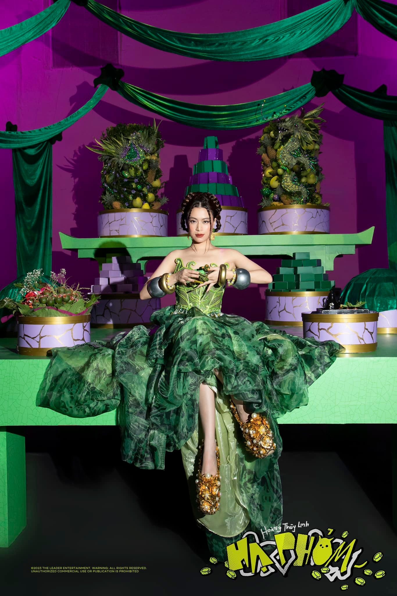 Hoàng Thùy Linh say mê phong cách thời trang dân gian đương đại - 11 Hoàng Thùy Linh say mê phong cách thời trang dân gian đương đại - 11