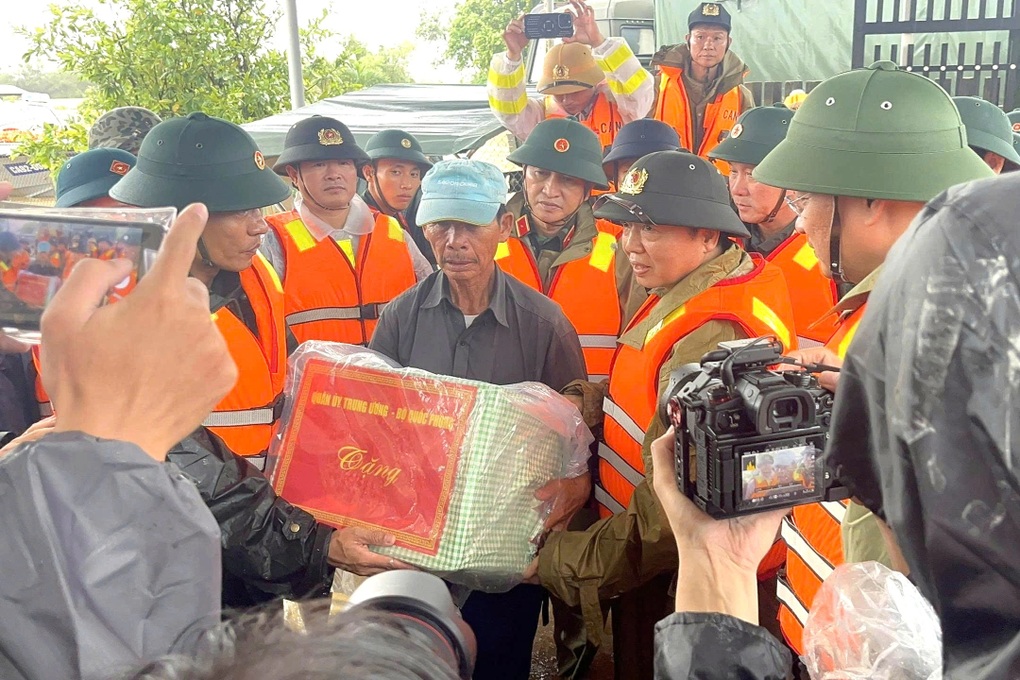 Ưu tiên cao nhất là bảo đảm tuyệt đối tính mạng người dân trong mưa lũ - 2 Ưu tiên cao nhất là bảo đảm tuyệt đối tính mạng người dân trong mưa lũ - 2