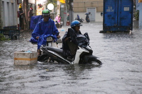 Mới đầu mùa mưa, người dân TPHCM đã khổ vì ngập