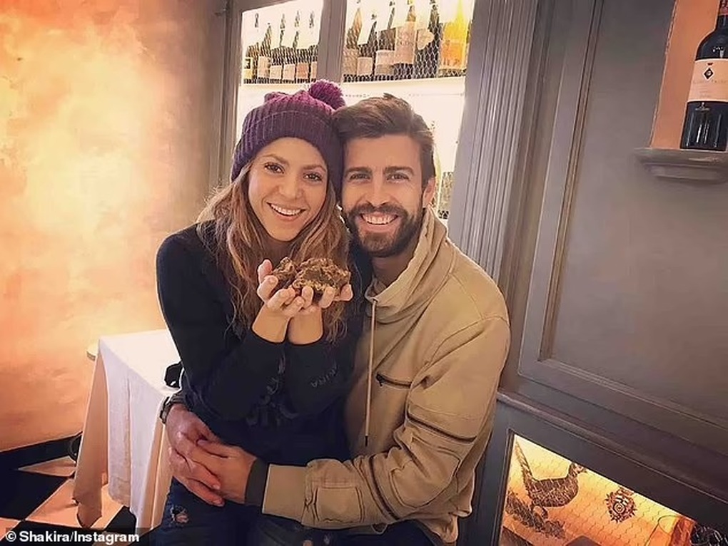Chia sẻ cay đắng đầu năm, Shakira được vợ Messi thả tim động viên - 1 Chia sẻ cay đắng đầu năm, Shakira được vợ Messi thả tim động viên - 1