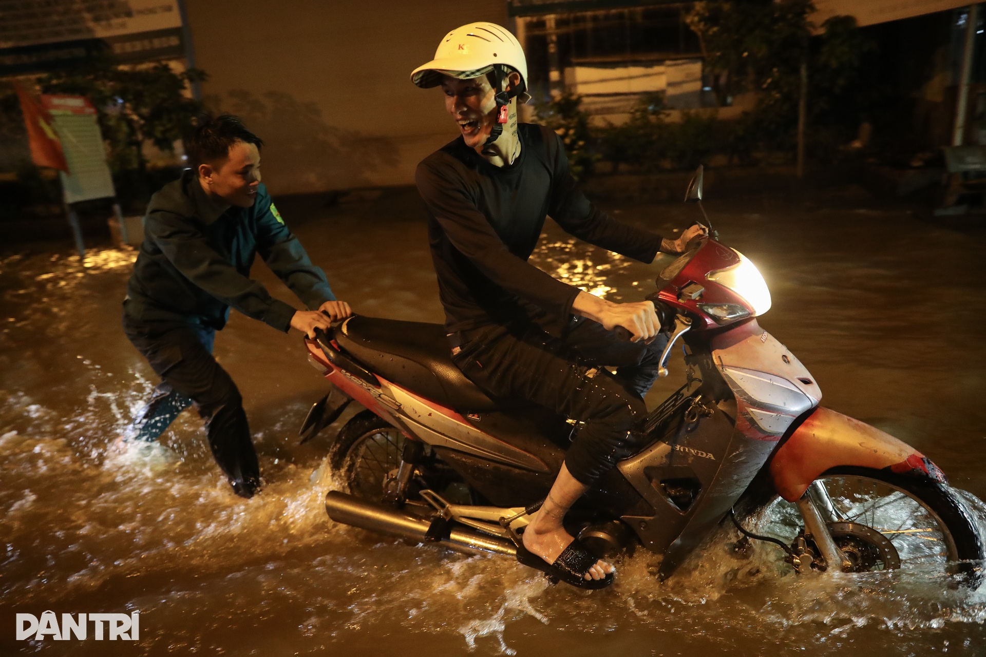 Triều cường đạt đỉnh, người dân TPHCM nghỉ bán, kê đồ tránh ngập - 9