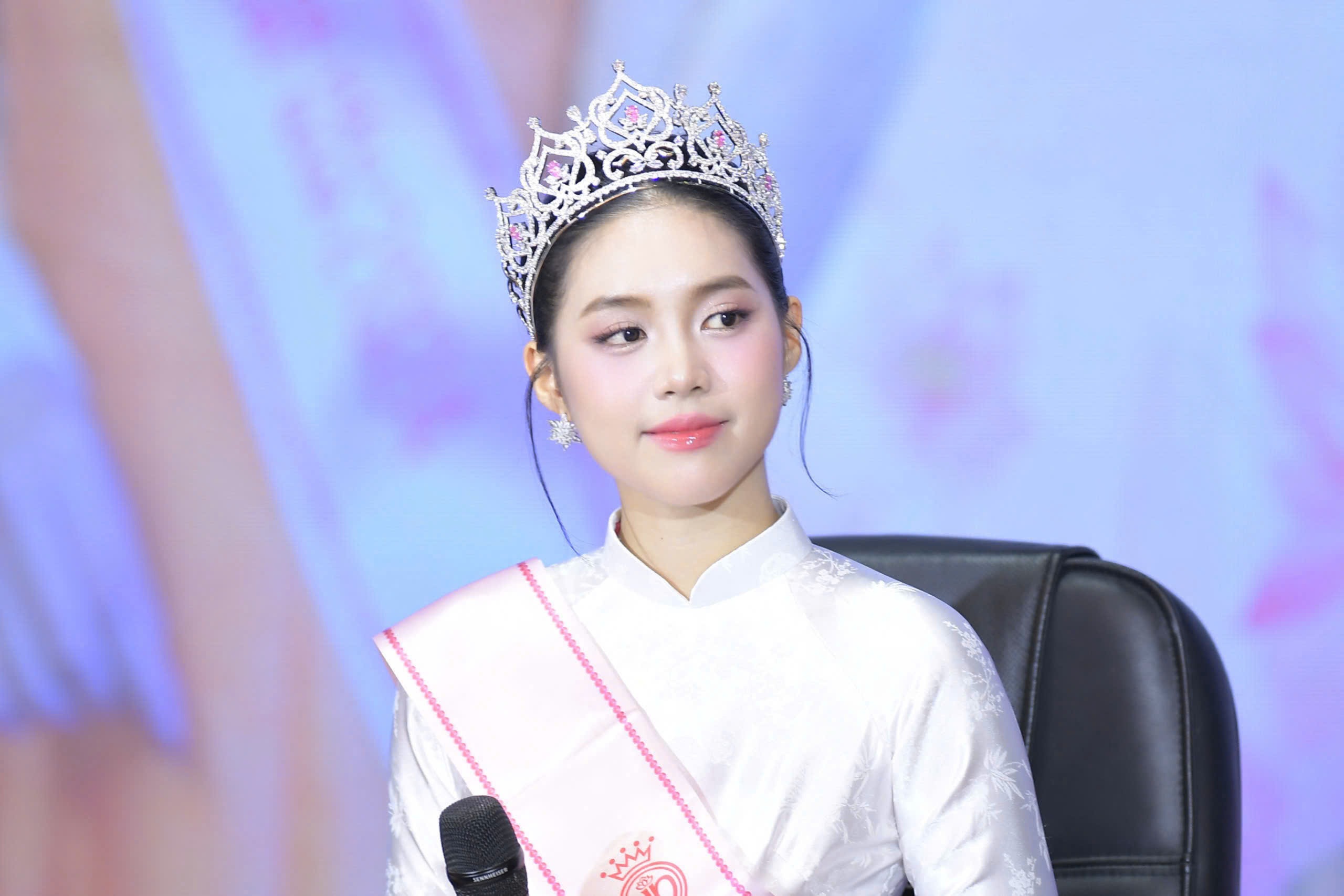 Hoa hậu Trúc Linh về thăm trường, nói về việc lạm phát hoa hậu ở Việt Nam - 3