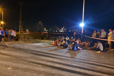 Theo mẹ đi làm đồng, bé trai 4 tuổi rơi xuống hố ga tử vong