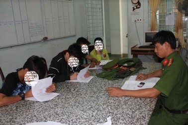 Bị phạt vì giả công an lấy “oai” với bạn bè