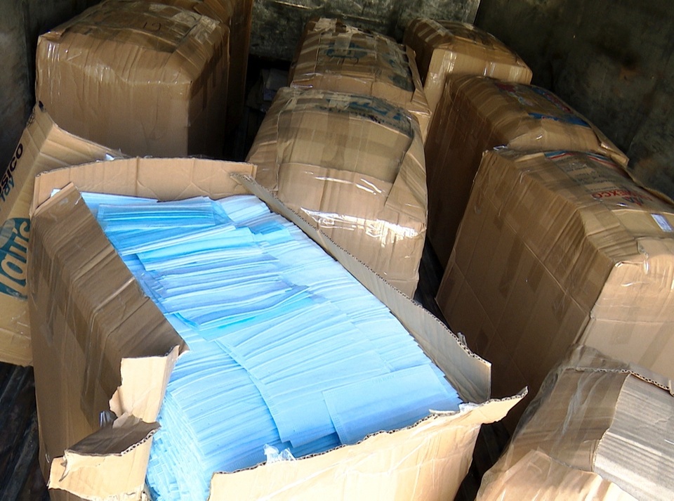 Phát hiện xe tải vận chuyển hàng chục ngàn khẩu trang không rõ nguồn gốc - 1 Phát hiện xe tải vận chuyển hàng chục ngàn khẩu trang không rõ nguồn gốc - 1