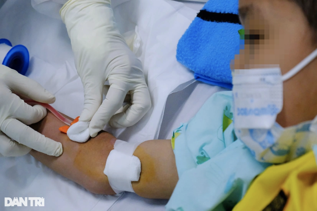 TPHCM: Bệnh viện hết băng keo, trẻ chạy thận phải ra ngoài mua - 1 TPHCM: Bệnh viện hết băng keo, trẻ chạy thận phải ra ngoài mua - 1