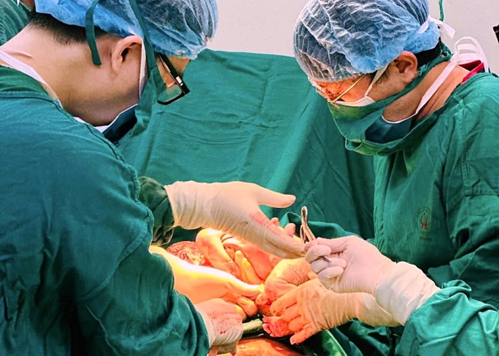 Sản phụ có trái tim nằm bên phải bất chấp nguy hiểm để giữ thai - 1 Sản phụ có trái tim nằm bên phải bất chấp nguy hiểm để giữ thai - 1