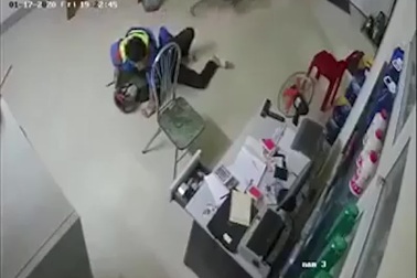 Nhân viên cây xăng quật ngã tên cướp đang dùng dao khống chế