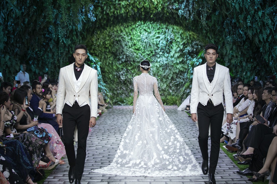 Nữ hoàng Bolero Lệ Quyên làm người mẫu cùng dàn Hoa hậu, Á hậu đình đám - 4 Nữ hoàng Bolero Lệ Quyên làm người mẫu cùng dàn Hoa hậu, Á hậu đình đám - 4