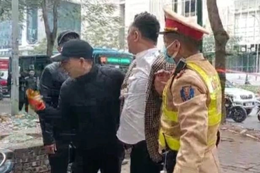 Hà Nội: Lái xe ô tô say xỉn, đá vào mặt cán bộ tổ công tác 141