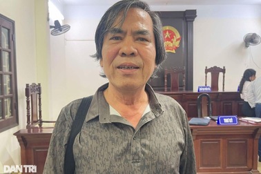 Mở lại phiên tòa đòi bồi thường 44 tỷ đồng vì bị giữ bằng cử nhân 30 năm