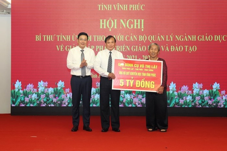 Vĩnh Phúc: Cụ bà ủng hộ Quỹ Khuyến học 5 tỷ đồng - 1 Vĩnh Phúc: Cụ bà ủng hộ Quỹ Khuyến học 5 tỷ đồng - 1