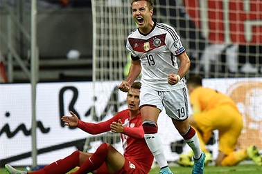 Gotze tỏa sáng, Đức giật ngôi đầu bảng từ tay Ba Lan