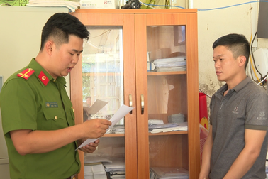 Hai cán bộ xã "ăn tiền" hỗ trợ của các hộ nghèo