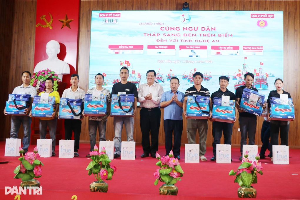 Thắp sáng đèn trên biển, cùng ngư dân vươn khơi, làm giàu - 1 Thắp sáng đèn trên biển, cùng ngư dân vươn khơi, làm giàu - 1
