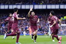 Bùng nổ ở phút cuối trước Everton, Man City chen chân vào top 4
