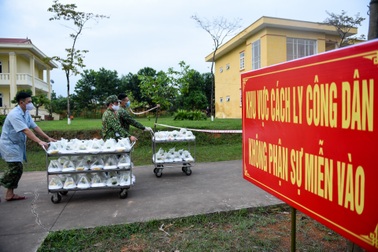 "Cơm cách ly" của 122 người dân tại doanh trại quân đội