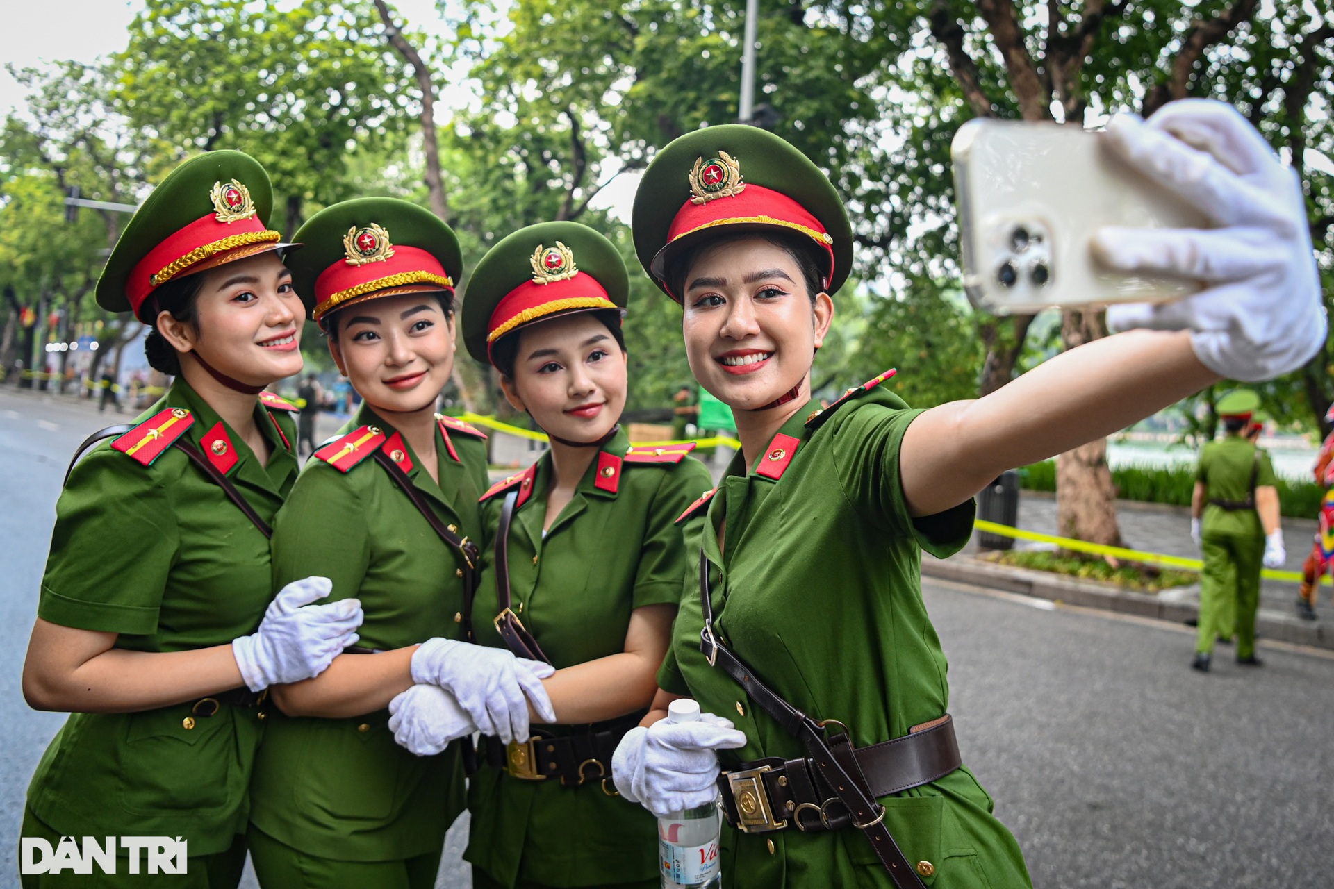 Ngắm những bóng hồng xinh đẹp biểu diễn Nhạc hội Cảnh sát trên phố đi bộ - 7 Ngắm những bóng hồng xinh đẹp biểu diễn Nhạc hội Cảnh sát trên phố đi bộ - 7