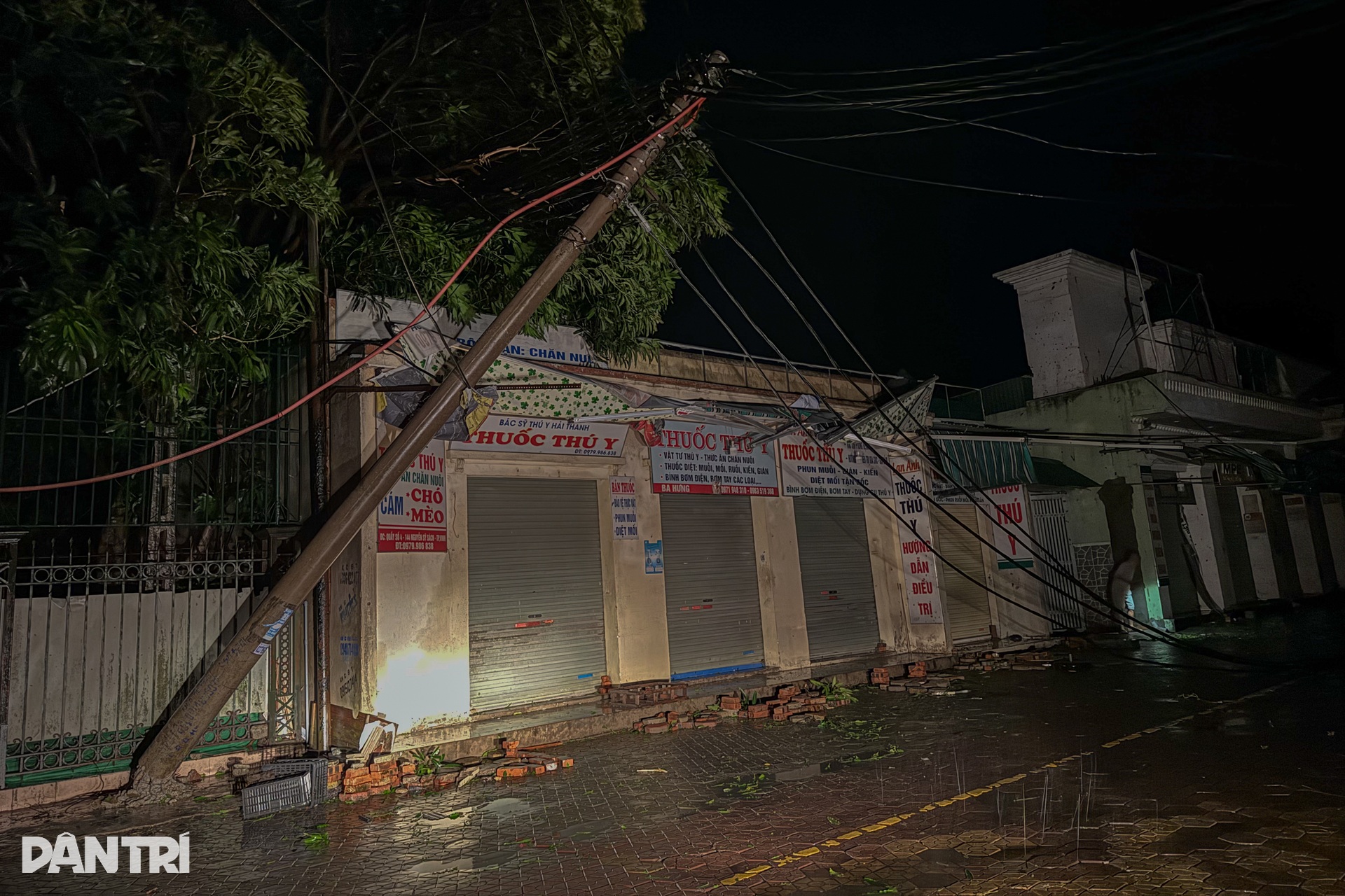 Bão Kajiki quét qua Nghệ An, đường phố tan hoang và xơ xác - 4 Bão Kajiki quét qua Nghệ An, đường phố tan hoang và xơ xác - 4