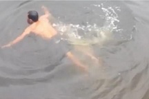 Mất mạng vì nhảy xuống hồ cá sấu để chứng minh năng lực siêu nhiên