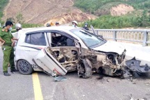 Cướp ô tô rồi lái xe bỏ chạy, tự gây tai nạn vỡ toác xe