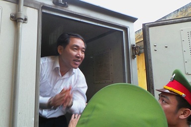 Ở Vinalines, phần chia sếp phải bằng... tiền mặt (!?)