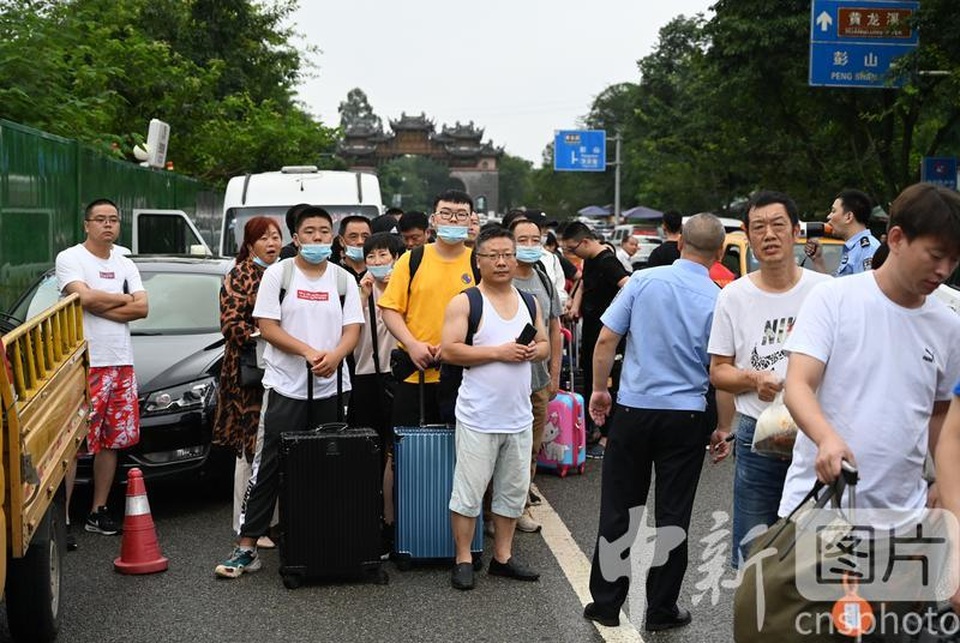 Lũ lớn dâng ngập bệ chân tượng khổng lồ ở Trung Quốc - 9