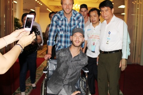 Chùm ảnh: Náo nức chờ đón Nick Vujicic tại sân bay Tân Sơn Nhất