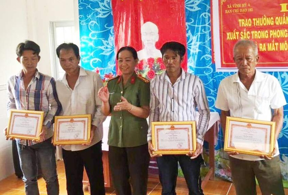 Khen thưởng 4 công dân truy bắt 2 đối tượng cạy cửa nhà dân - 1 Khen thưởng 4 công dân truy bắt 2 đối tượng cạy cửa nhà dân - 1