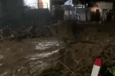 Nước lũ đục ngầu, chảy cuồn cuộn ở thị trấn biên giới Nghệ An