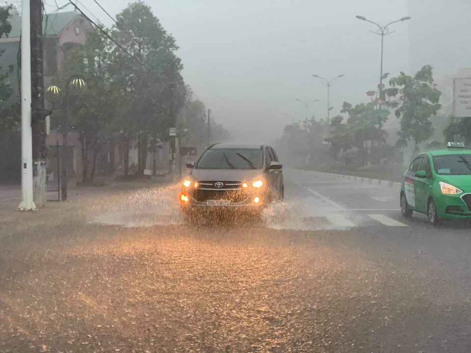 Hà Tĩnh mưa trắng trời, nhiều tuyến đường chìm trong biển nước - 5 Hà Tĩnh mưa trắng trời, nhiều tuyến đường chìm trong biển nước - 5