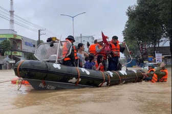 Xuồng máy Hải quân vượt lũ cứu dân xuyên đêm