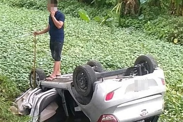 Xe taxi lao xuống mương nước rồi lật ngửa, tài xế tử vong trong xe