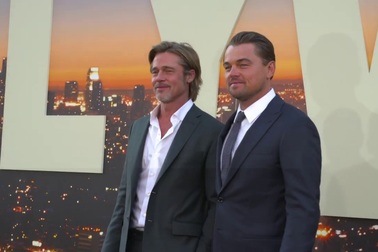 Brad Pitt thân thiết bên Leo