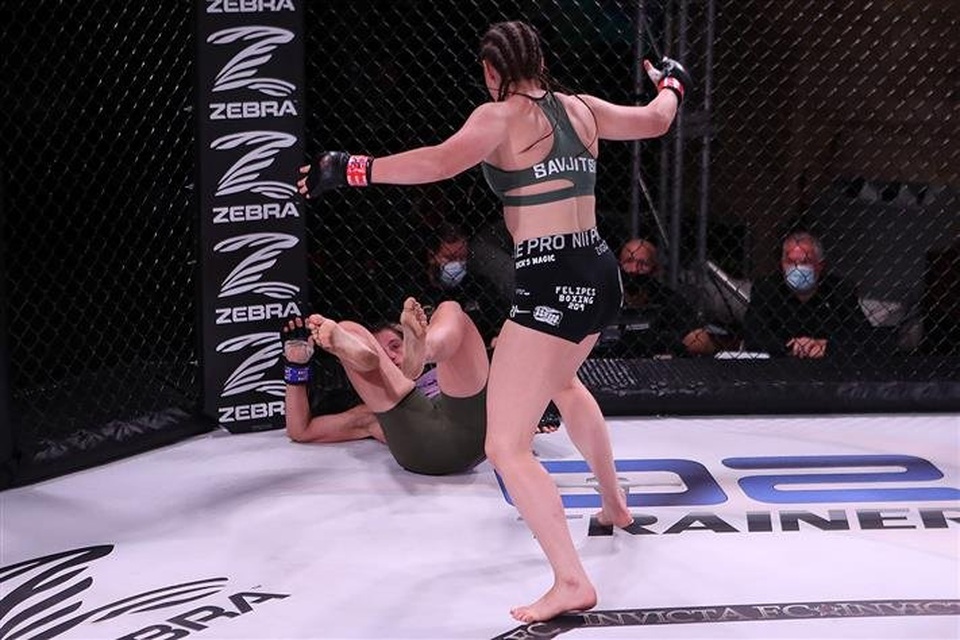 Nữ hoàng MMA ra đòn hiểm, khiến đối thủ xin hàng - 1 Nữ hoàng MMA ra đòn hiểm, khiến đối thủ xin hàng - 1