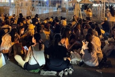 Fan đội mưa xuyên đêm, nằm vạ vật chờ xem "Anh trai say hi"