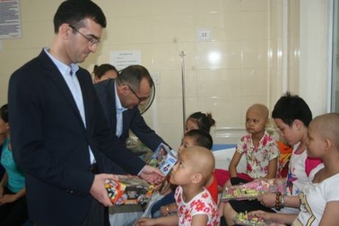 Đại sứ quán Azerbaijan tặng quà cho các bệnh nhi nhân ngày 1/6