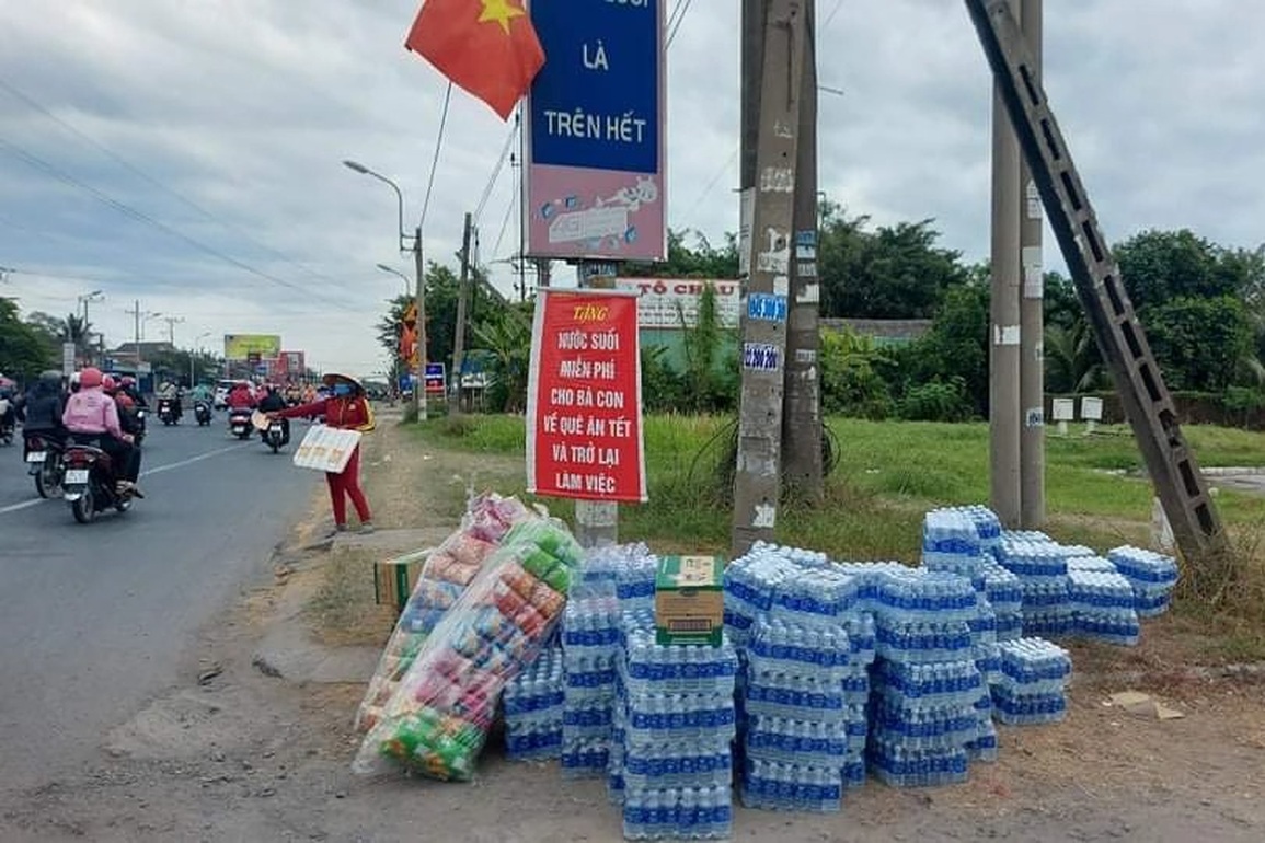 Công nhân ấm lòng nhận nước, sữa trên đường trở lại TPHCM - 4 Công nhân ấm lòng nhận nước, sữa trên đường trở lại TPHCM - 4