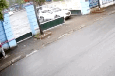 Tình huống va chạm khó hiểu giữa hai ô tô, cộng đồng tranh cãi đúng sai