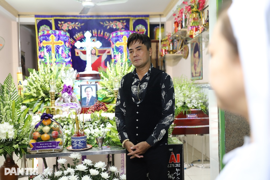 Ông hoàng nhạc sến miền Tây nghẹn ngào hát trước linh cữu nhạc sĩ Vinh Sử - 2 Ông hoàng nhạc sến miền Tây nghẹn ngào hát trước linh cữu nhạc sĩ Vinh Sử - 2