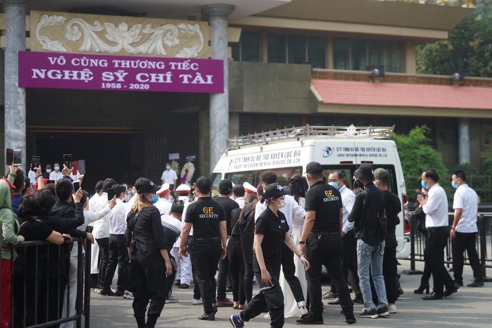 Xúc động hình ảnh nghệ sĩ nắm tay nhau hộ tống linh cữu danh hài Chí Tài - 17 Xúc động hình ảnh nghệ sĩ nắm tay nhau hộ tống linh cữu danh hài Chí Tài - 17