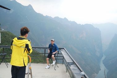 Du khách vẫn nhộn nhịp check - in ở Panorama Mã Pì Lèng Hà Giang